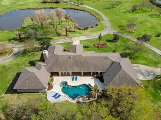 Huge, luxurious and secluded estate with private pool, pond, and large yard - 8