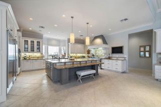 Huge, luxurious and secluded estate with private pool, pond, and large yard - 3