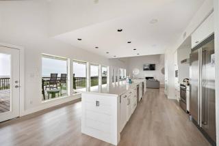 Beachfront estate with huge deck and gorgeous ocean views - 0