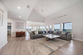 Beachfront estate with huge deck and gorgeous ocean views - 8