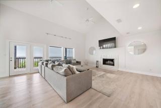 Beachfront estate with huge deck and gorgeous ocean views - 4