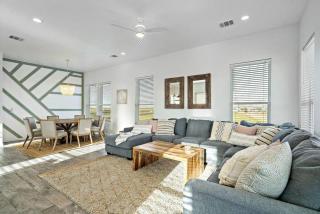Picturesque beach house with plenty of room and amazing decks, close to beach - 0
