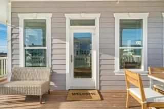 Picturesque beach house with plenty of room and amazing decks, close to beach - 4
