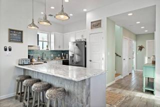 Picturesque beach house with plenty of room and amazing decks, close to beach - 2