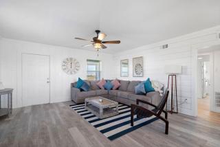 Cute beach house with large deck and fire pit, close to the beach - 8