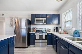 Cute beach house with large deck and fire pit, close to the beach - 6