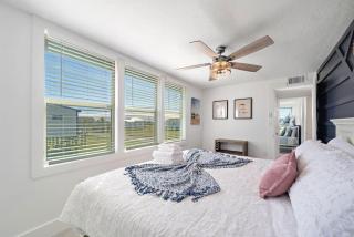 Cute beach house with large deck and fire pit, close to the beach - 3