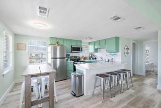 Cute Cottage With Game Room, Close to the Beach - 7