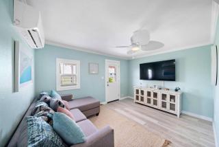 Cute and cozy beach bungalow near the seawall - 8