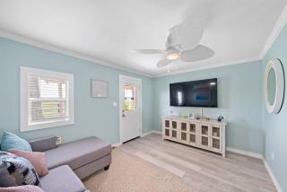 Cute and cozy beach bungalow near the seawall - 7
