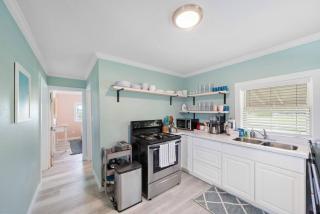 Cute and cozy beach bungalow near the seawall - 5