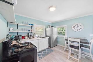 Cute and cozy beach bungalow near the seawall - 1
