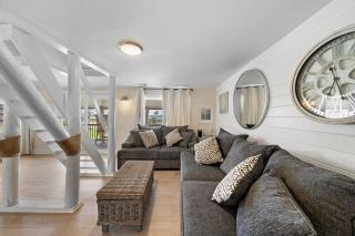 Beach Home With Game Room, Tiki Bar and Fire Pit - 8