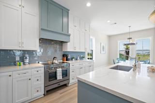 Stunning and grand beach house with ample space close to the beach - 8