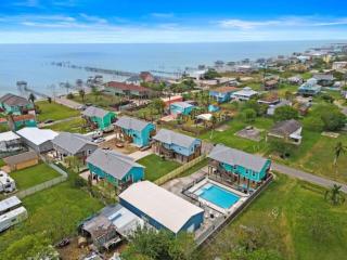 Gorgeous Home with Huge Private Pool and Game Room - San Leon - 6