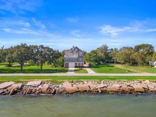 Stunning bayfront home with spacious deck and incredible Galveston Bay views - 1