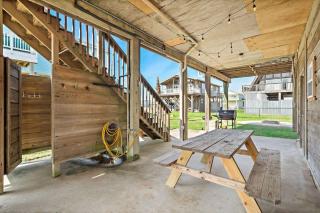 Cozy beach house with ocean views, fire pit and game room - 1