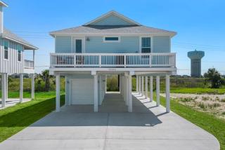 4 Bedroom Coastal Gem Near the Beach - 9