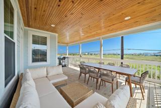 4 Bedroom Coastal Gem Near the Beach - 8