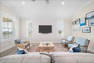 4 Bedroom Coastal Gem Near the Beach - 6