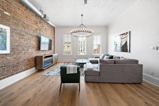 Spacious Loft, Close to The Strand, Port, and Beach - 4