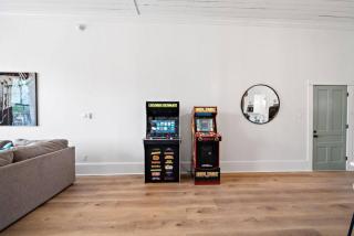 Spacious Loft, Close to The Strand, Port, and Beach - 3