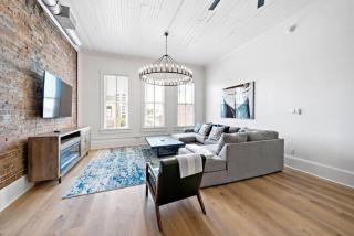 Spacious Loft, Close to The Strand, Port, and Beach - 2