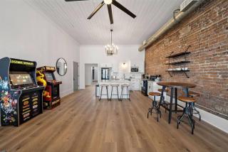 Spacious Loft, Close to The Strand, Port, and Beach - 1