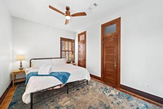 Historic loft in downtown Galveston close to everything - 8