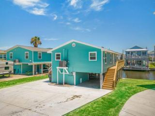 Canalfront Home With Huge Deck and Near the Beach - 0