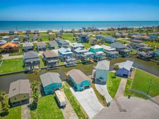 Canalfront Home With Huge Deck and Near the Beach - 9