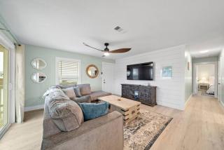 Canalfront Home With Huge Deck and Near the Beach - 7
