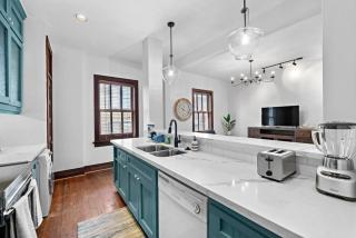 Historic loft in the heart of lively downtown Galveston and close to the Strand - 2