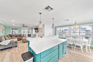 Waterfront canal with stunning pool and direct fishing access - 8