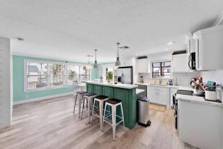 Waterfront canal with stunning pool and direct fishing access - 4