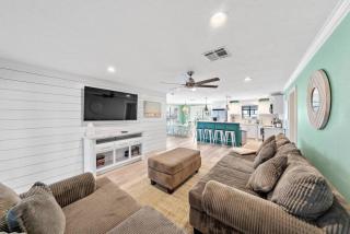 Waterfront canal with stunning pool and direct fishing access - 1