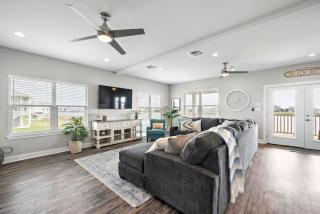 Bayfront Retreat w/ Private Boardwalk, Hot Tub, Fishing, & Sunset Views - 7