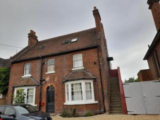 EGHAM LOVELY STUDIO SELF CONTAINED 2 mins station - 1