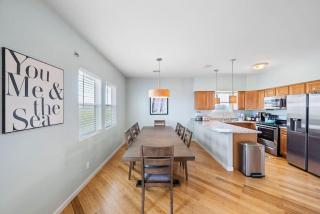 Fishermans Dream With Game Room Walk to the Beach - 4