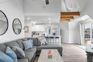 Unique home with massive deck and close to beach - 9