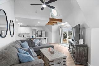 Unique home with massive deck and close to beach - 8