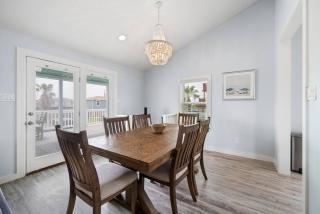 Beach bungalow with large, wrap-around deck, close to beach - 2