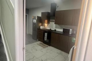 2 Bed House-Sleeps 4-Free Parking - 9