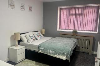 2 Bed House-Sleeps 4-Free Parking - 5