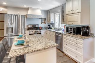 Waterfront Deck! Couples Retreat on Point A Lake - 3