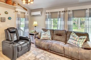 Waterfront Deck! Couples Retreat on Point A Lake - 6