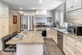 Waterfront Deck! Couples Retreat on Point A Lake - 4