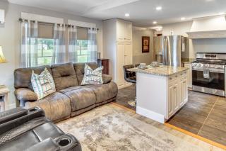 Waterfront Deck! Couples Retreat on Point A Lake - 5