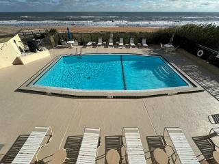 Renovated direct oceanfront condo with spacious balcony, heated pool, and garage parking - 5