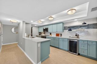 Renovated direct oceanfront condo with spacious balcony, heated pool, and garage parking - 6